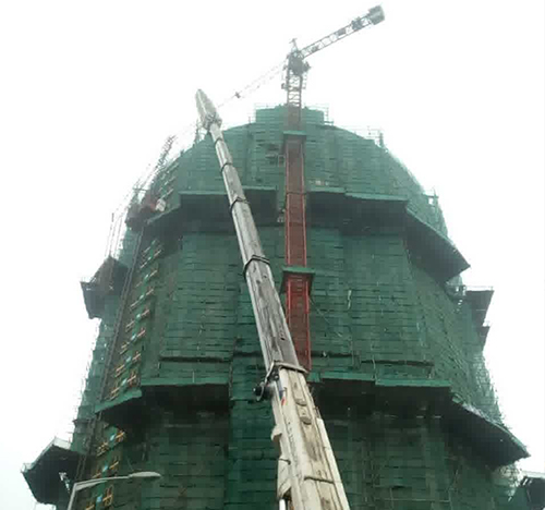 西城吊车在工地上作业